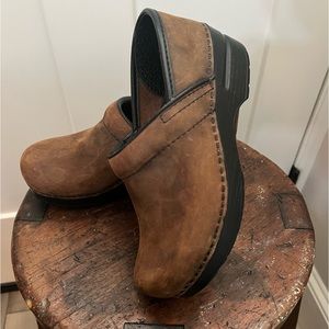 Women’s Dansko Brown Slip on Clogs Size 36 size 5.5 US Almost New